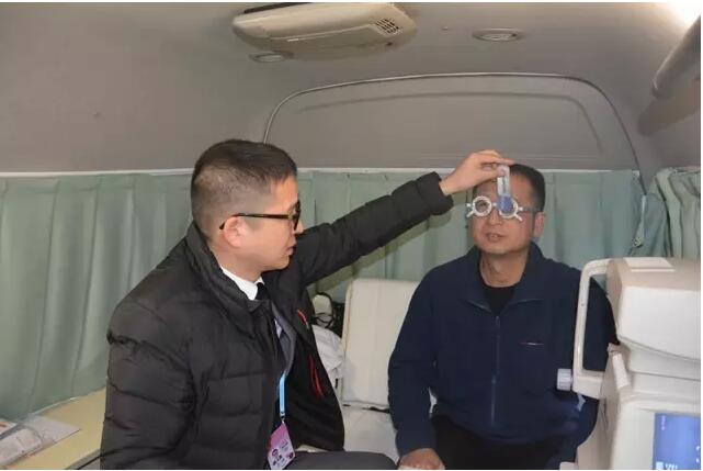 毛源昌眼镜为省“两会”代表视力健康保驾护航